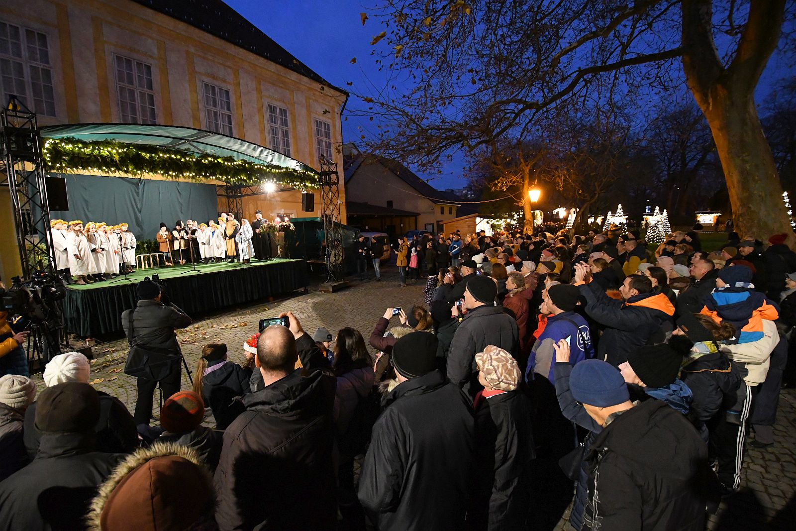 Fellobbant az öröm gyertyájának lángja a Püspökség Adventi Udvarán